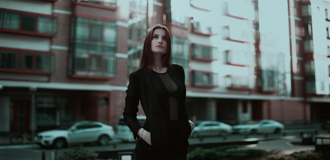 Business woman, business, young woman — Navigating Job Fairs for Karaoke Assistant Opportunities