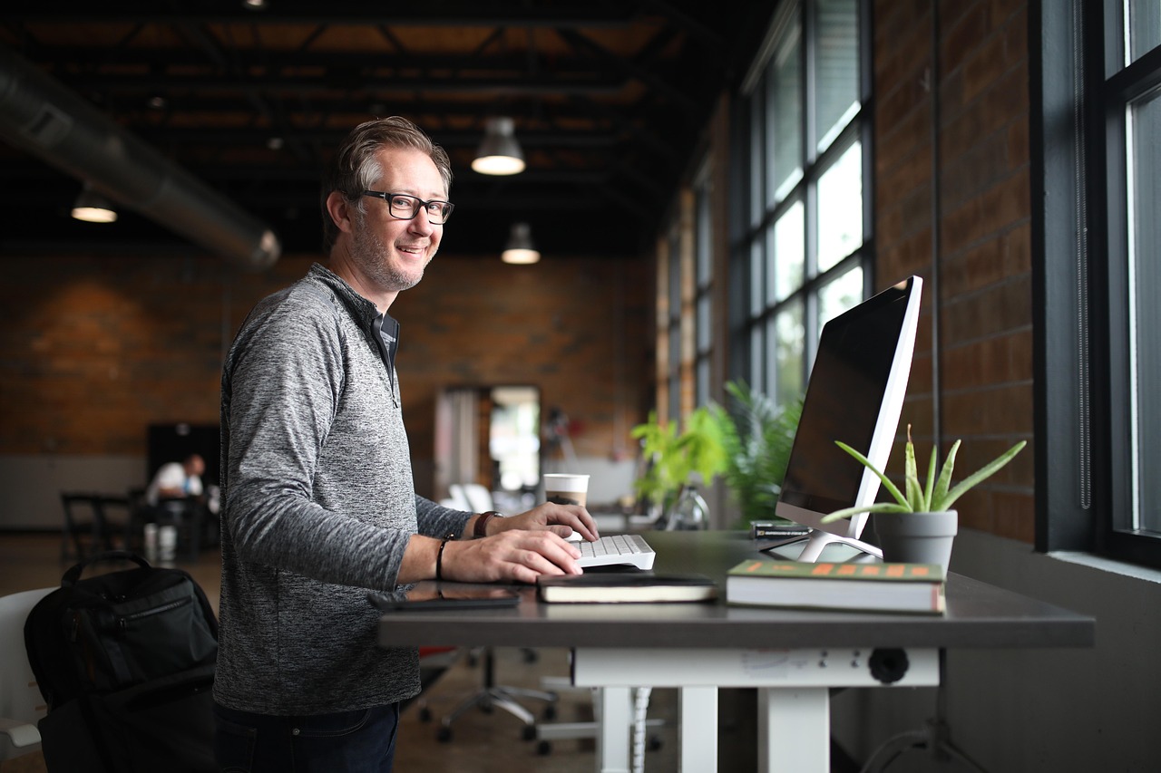 Office desk, man, business — Want to protect the credit card from a hacker? Point to consider!